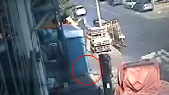 شاهدوا لحظة سقوط صندوق حديد على شخص.. فيديو صورة رقم 2