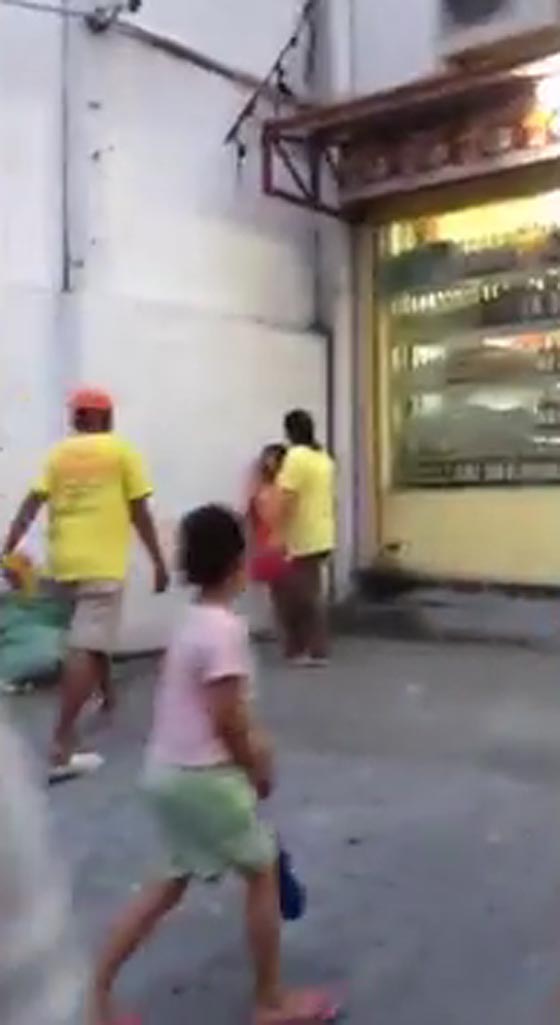 فيديو مؤلم.. أم تضرب وتركل ابنتها لرفضها بيع الزهور صورة رقم 1