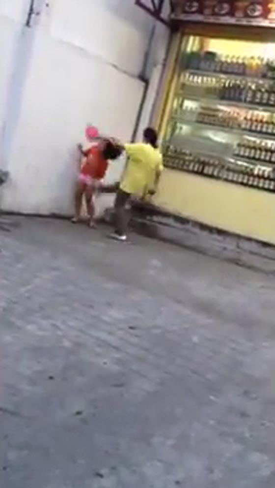 فيديو مؤلم.. أم تضرب وتركل ابنتها لرفضها بيع الزهور صورة رقم 2