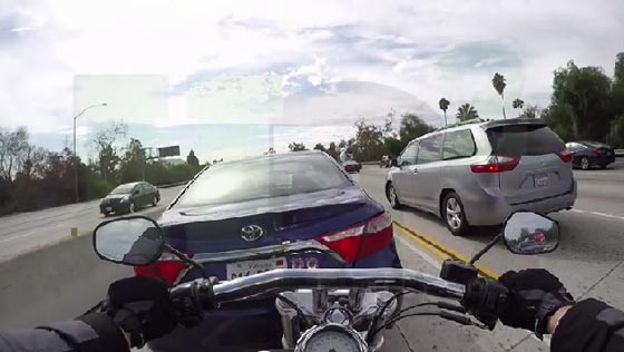 بالفيديو.. سيارة تتسبب في حادث طرق مروع  صورة رقم 1