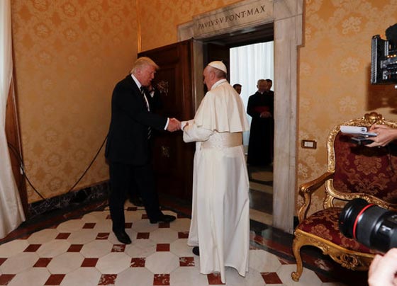 بالفيديو والصور.. البابا فرنسيس يستقبل الرئيس الأميركي دونالد ترامب بالفاتيكان صورة رقم 1