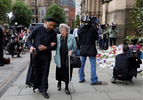 بعد هجوم مانشستر..  مسلم يواسي عجوزا يهودية  صورة رقم 4