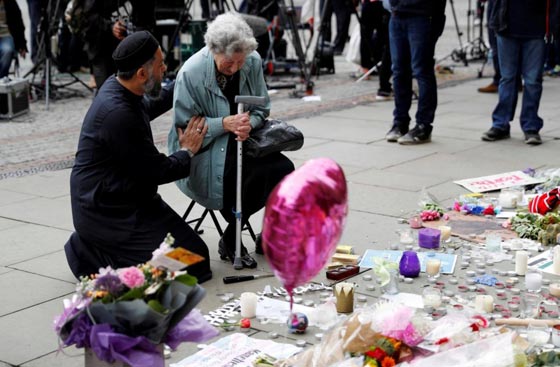 بعد هجوم مانشستر..  مسلم يواسي عجوزا يهودية  صورة رقم 3