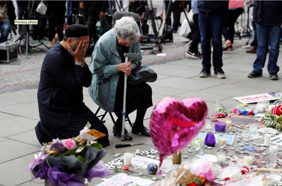 بعد هجوم مانشستر..  مسلم يواسي عجوزا يهودية  صورة رقم 5