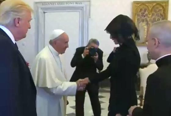 بالفيديو.. البابا يمازح ميلانيا بسؤال غامض بحضور ترامب صورة رقم 1