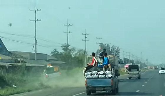 بالفيديو.. شاحنة مترنحة على الطريق تتسبب  في حادث مروع صورة رقم 1