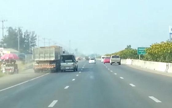 بالفيديو.. شاحنة مترنحة على الطريق تتسبب  في حادث مروع صورة رقم 2