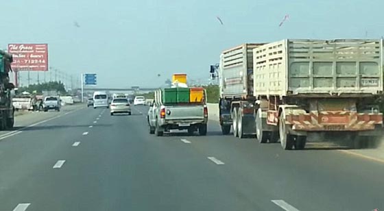 بالفيديو.. شاحنة مترنحة على الطريق تتسبب  في حادث مروع صورة رقم 3