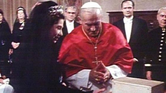 هذا هو السر وراء ارتداء ميلانيا غطاء رأس وملابس سوداء في الفاتيكان صورة رقم 3