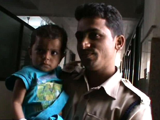  فيديو حزين جدا: طفل يرضع من جثة والدته ويناغيها باكيا منتظرا ردها! صورة رقم 4