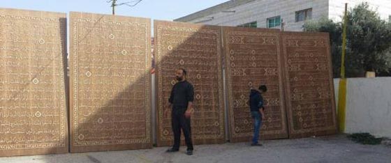 بأكبر مصحف خشبي وتاج وعطر.. لاجئ سوري يدخل موسوعة غينيس صورة رقم 1