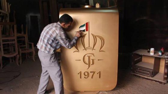 بأكبر مصحف خشبي وتاج وعطر.. لاجئ سوري يدخل موسوعة غينيس صورة رقم 3