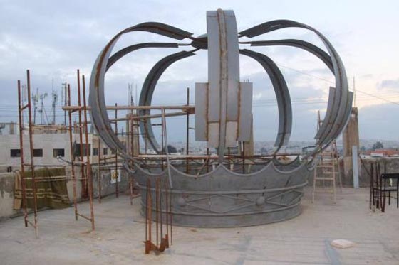 بأكبر مصحف خشبي وتاج وعطر.. لاجئ سوري يدخل موسوعة غينيس صورة رقم 4