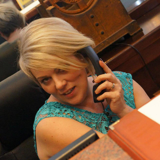 الشظايا مزقت هاتفها لكن المرأة المحظوظة نجت من تفجير مانشستر صورة رقم 5