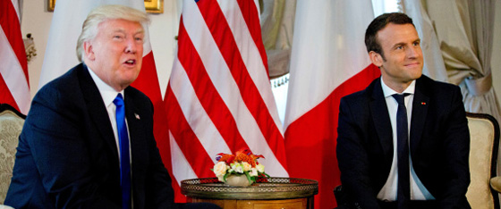 ماكرون دخيل جديد على معركة المصافحات يحطم يد ترامب  صورة رقم 2