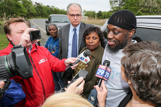 تبرئة مسلم امريكي من تهمة القتل بعد 24 عاما قضاها في السجن صورة رقم 1