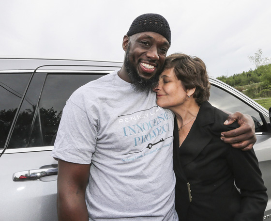 تبرئة مسلم امريكي من تهمة القتل بعد 24 عاما قضاها في السجن صورة رقم 3