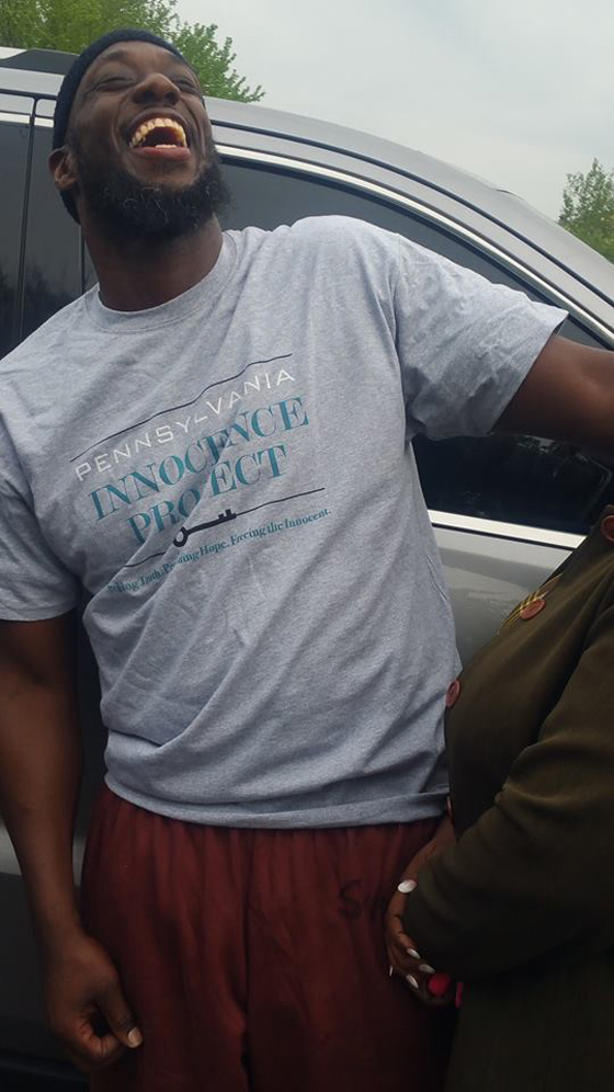 تبرئة مسلم امريكي من تهمة القتل بعد 24 عاما قضاها في السجن صورة رقم 4