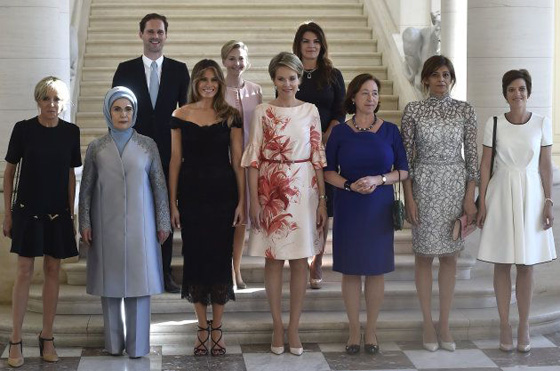 ماذا يفعل هذا الرجل وسط زوجات رؤساء دول حلف الناتو؟! صورة رقم 1