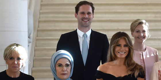 ماذا يفعل هذا الرجل وسط زوجات رؤساء دول حلف الناتو؟! صورة رقم 2