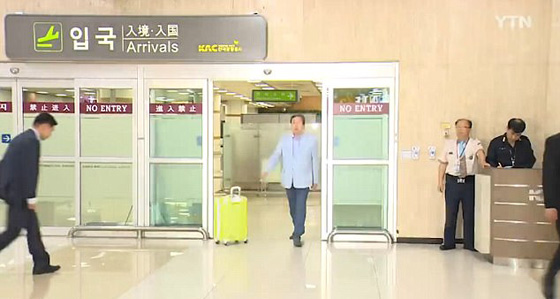 بالفيديو.. سياسي يتصرف بشكل مشتفز ويثير الغضب  صورة رقم 2