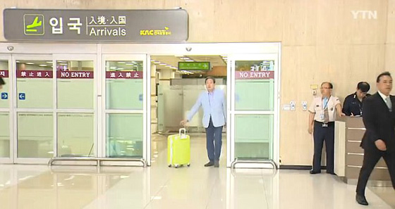 بالفيديو.. سياسي يتصرف بشكل مشتفز ويثير الغضب  صورة رقم 1