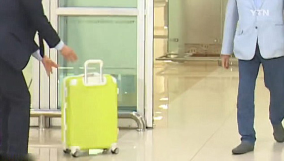 بالفيديو.. سياسي يتصرف بشكل مشتفز ويثير الغضب  صورة رقم 3