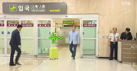 بالفيديو.. سياسي يتصرف بشكل مشتفز ويثير الغضب  صورة رقم 4