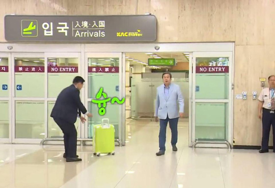 بالفيديو.. سياسي يتصرف بشكل مشتفز ويثير الغضب  صورة رقم 6