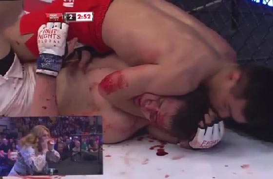 شاهدوا  ماذا فعلت أم بأبنها لأنه خسر بالملاكمة.. فيديو صورة رقم 1