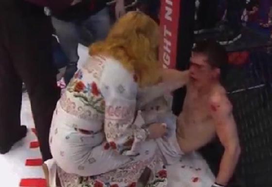 شاهدوا  ماذا فعلت أم بأبنها لأنه خسر بالملاكمة.. فيديو صورة رقم 4