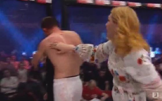 شاهدوا  ماذا فعلت أم بأبنها لأنه خسر بالملاكمة.. فيديو صورة رقم 5