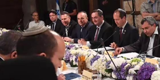 للتأكيد على حقها فيه.. حكومة اسرائيل تجتمع عند حائط البراق صورة رقم 2