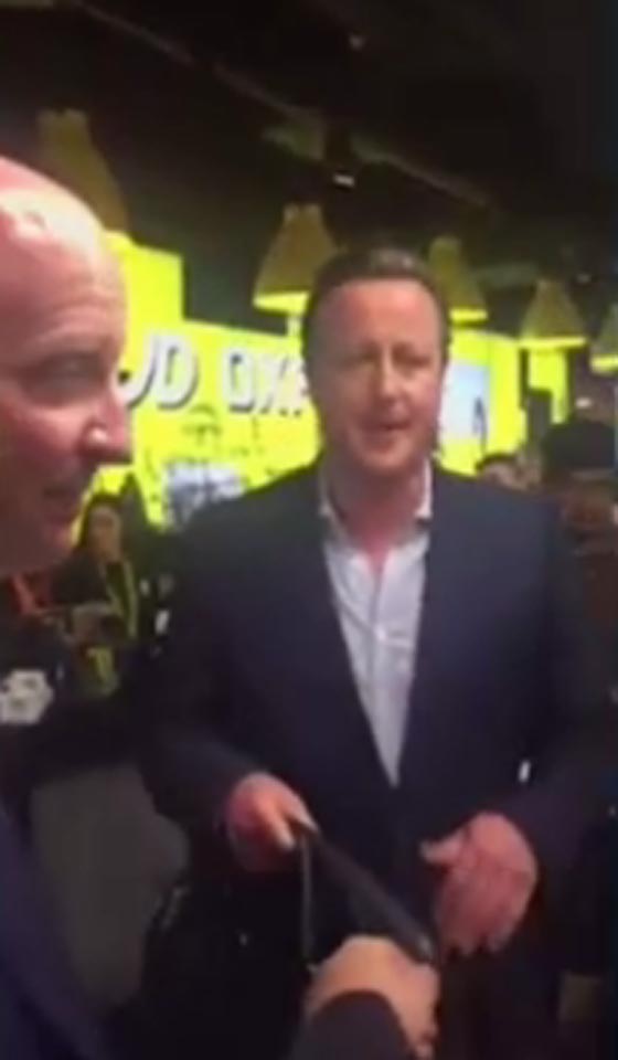 سلوك مرفوض وغير اخلاقي يعرض كاميرون لانتقادات في بريطانيا.. فيديو صورة رقم 1