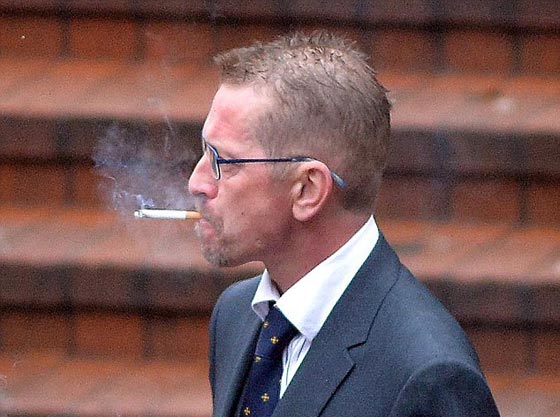 السجن 10 سنوات على مسافر طائش اشعل سيجارة في الطائرة صورة رقم 3