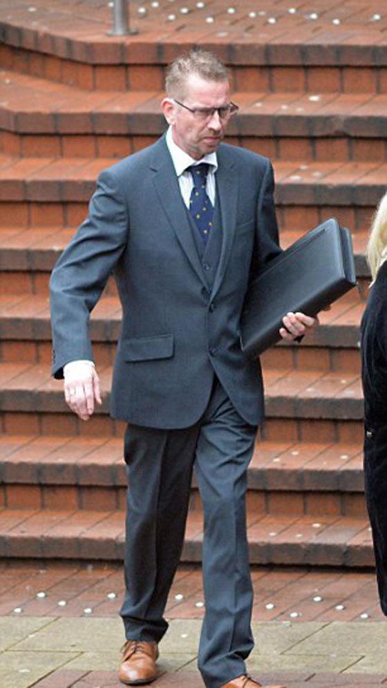 السجن 10 سنوات على مسافر طائش اشعل سيجارة في الطائرة صورة رقم 2