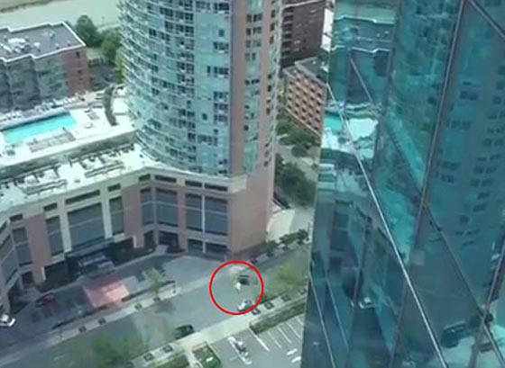 فيديو مروع لجندي امريكي فشل في فتح مظلته فلقي حتفه  صورة رقم 4