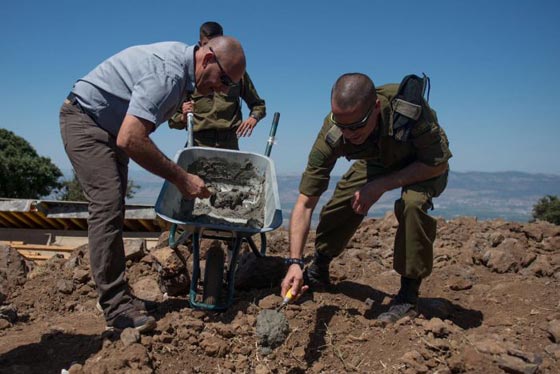 اسرائيل تبني قرية لبنانية استعدادا لمواجهة حزب الله ونصرالله يتوعد صورة رقم 1