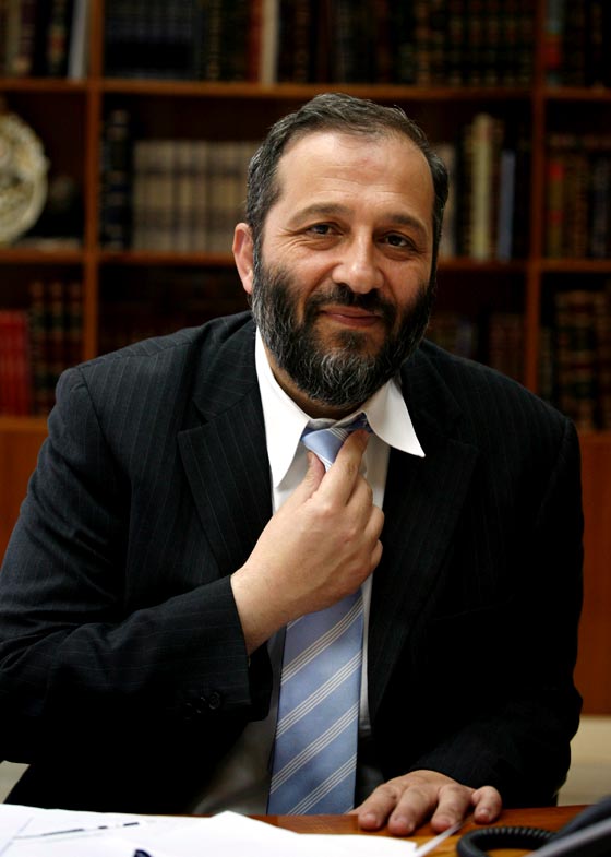 وزير وسجين سابق.. شرطة اسرائيلي تحقق مع وزير الداخلية وزوجته بالفساد صورة رقم 4