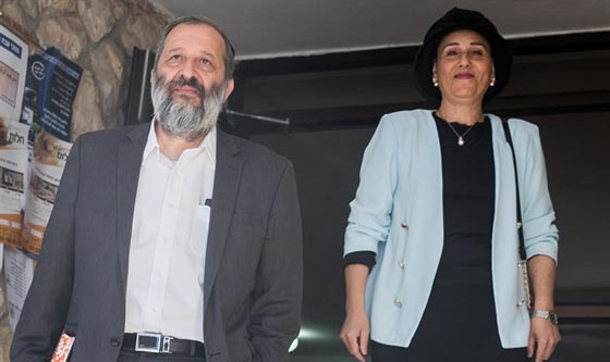 وزير وسجين سابق.. شرطة اسرائيلي تحقق مع وزير الداخلية وزوجته بالفساد صورة رقم 1