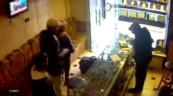 جريمة قتل وسطو على محل للصياغة امام اعين الكاميرا تهزّ مصر صورة رقم 1