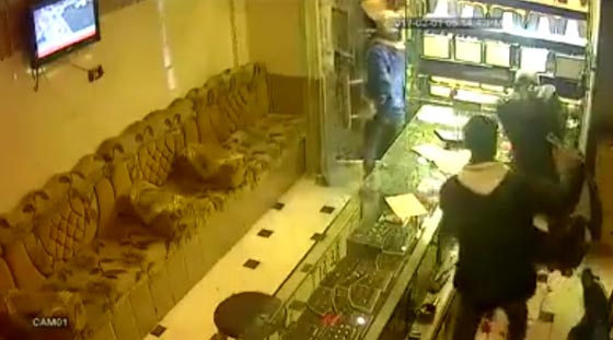 جريمة قتل وسطو على محل للصياغة امام اعين الكاميرا تهزّ مصر صورة رقم 2