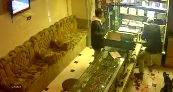 جريمة قتل وسطو على محل للصياغة امام اعين الكاميرا تهزّ مصر صورة رقم 3