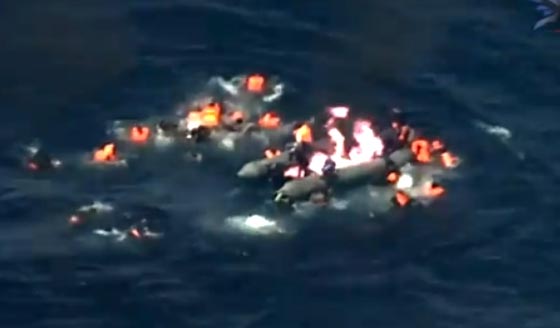 لحظات مثيرة.. عملية انقاذ مهاجرين بعد ان اشتعلت النار في قاربهم صورة رقم 2