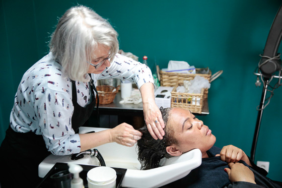 باريس: صالون تجميل مخصص للاجئات.. صور صورة رقم 10