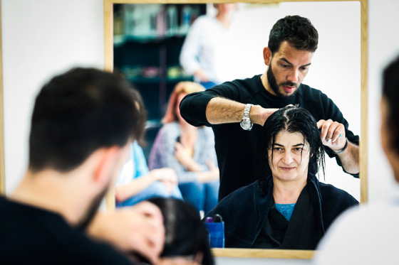 باريس: صالون تجميل مخصص للاجئات.. صور صورة رقم 13