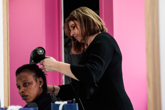 باريس: صالون تجميل مخصص للاجئات.. صور صورة رقم 14