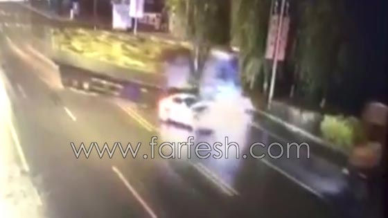 فيديو مروع.. سيارة صغيرة تتسبب بتصادم شاحنتين كبيرتين صورة رقم 1