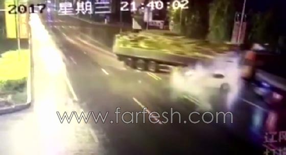 فيديو مروع.. سيارة صغيرة تتسبب بتصادم شاحنتين كبيرتين صورة رقم 2