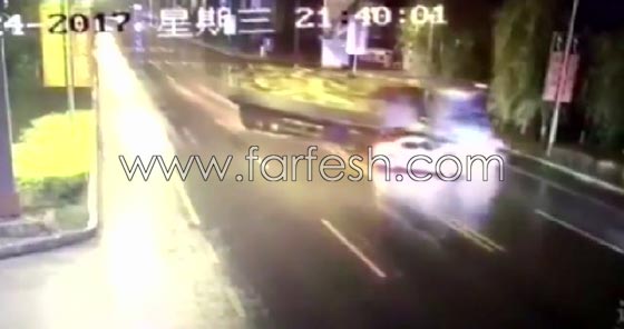 فيديو مروع.. سيارة صغيرة تتسبب بتصادم شاحنتين كبيرتين صورة رقم 3